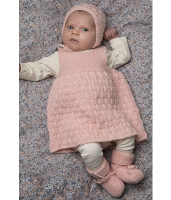 April nydelig strikkekjole til baby med lue og sokker - Strikkia 2028-6