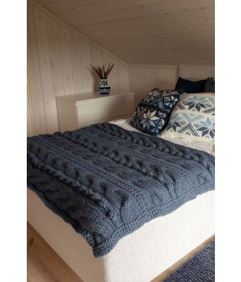 Bredde
96 cm
Lengde
150 cm
GARN: Snorre (100 % Highland Merino Ull), nøster à 100 g