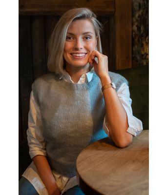 Vivianvesten - enkel grå strikkevest - DLG-21-001F