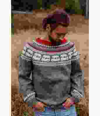 Mørkegrå bobilgenseren strikket genser med bobil mønster - Strikkia 2020-016D