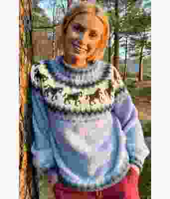 Lyseblå hestegenser i luftig alpakkaull - Strikkia 2021-035F