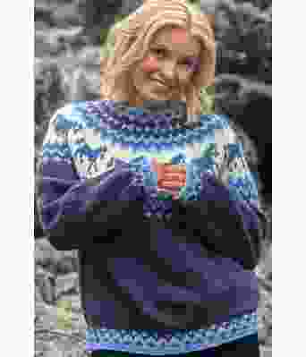 Hestegenseren med jeansblå bunnfarge - Strikkia 2021-035G