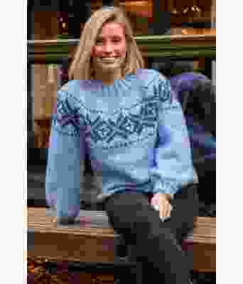 Tykk lyseblå fanagenser med mørkeblått mønster - Strikkia 2021-036