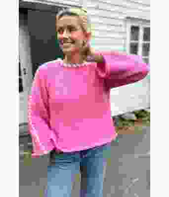 Rosa Sorbonne stitch genser med hvite stitch - Strikkia 2023-015-361300