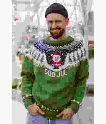 Gul jul nissegenser med grønn bunnfarge - Strikkia 2023-025