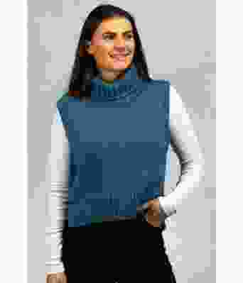 Lun vest i lys jeansblå - Strikkia 2024-005-327