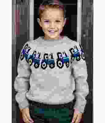 Lysegrå genser med blå traktor - Strikkia 2024-012-SR512550575500