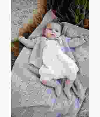 Edith babysett med cardigan, romper, kyse, lue, sokker og teppe - DG 411-04 