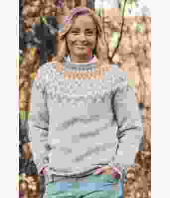 Lyst grå riddarigenser med litt gult mønster - Istex 91002