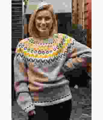 Beige riddarigenser med gult mønster - DN0036