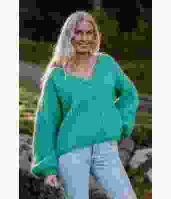 Charlottes chunky mohairgenser med v-hals - Strikkia 2021-027 