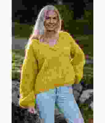 Charlottes gule chunky mohair genser - Strikkia 2021-027H