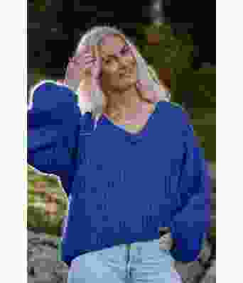 Charlottes kongeblå chunky mohair genser - Strikkia 2021-027E