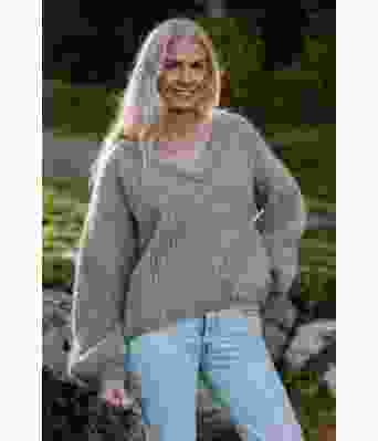 Charlottes lysegrå chunky mohair genser - Strikkia 2021-027D