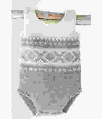 Cortina strikket body til baby - DG 319-03