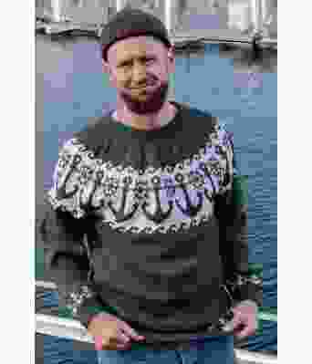 Båtsmanngenseren i mørk petrolblå - DLG 23-016-3487