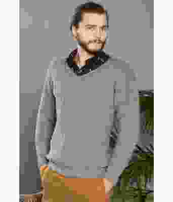 Sølvgran grå strikkegenser til herre med v-hals og strukturstrikk - DSA 48-13