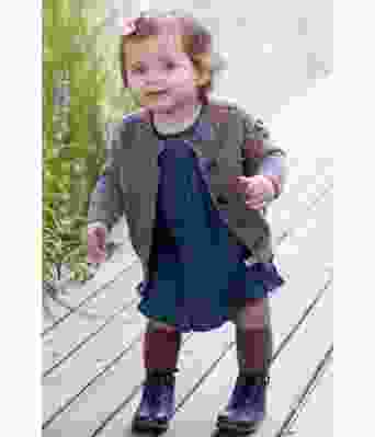 Alma strikkejakke med hullstrikk og rundfelling til jente - DSA 62-02