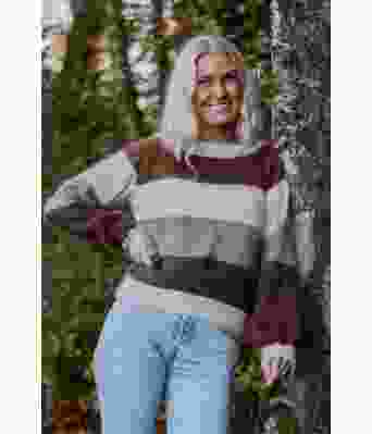 Elisegenseren i strikkegenser med brede brune striper - Strikkia 2020-029E