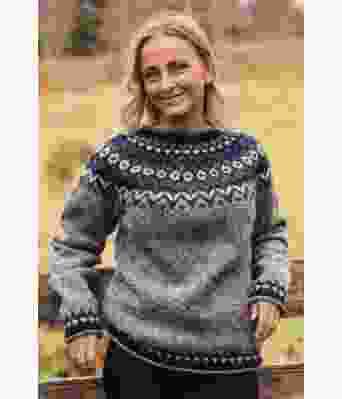 Grå riddari genser med mørkeblått mønster - Istex 91002