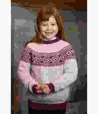 Kvit Setesdalsgenser med lilla mønster til jente Yksle - Viking 2106-11