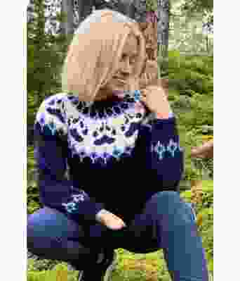 Marineblå villmarksgenser med blått mønster - Linka Neumann design VGHG0018