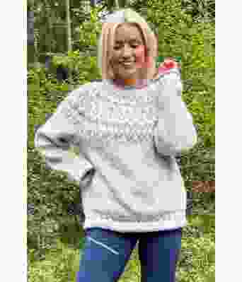 Lysegrå riddari genser med lyseblått mønster - LL0054