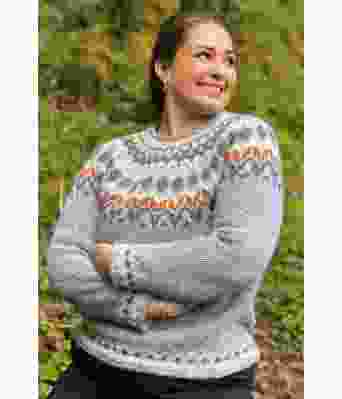 Luftblå riddarigenser med aprikos i mønsteret - LL0055B