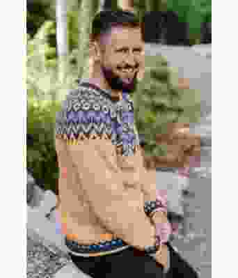 Stråfarget riddarigenser med blått mønster - LL0066