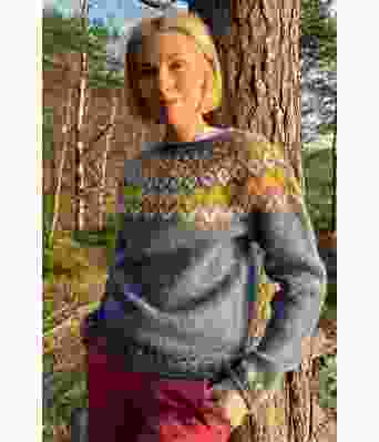 Fjordblå riddarigenser med grått og gult mønster - LL0075