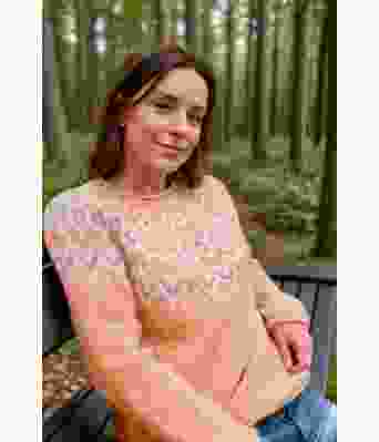 Stråfarget riddarigenser med lyseblått i mønsteret - LL0111