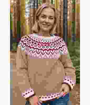 Byggbrun riddari genser med rust og rødt i mønsteret - LL0112