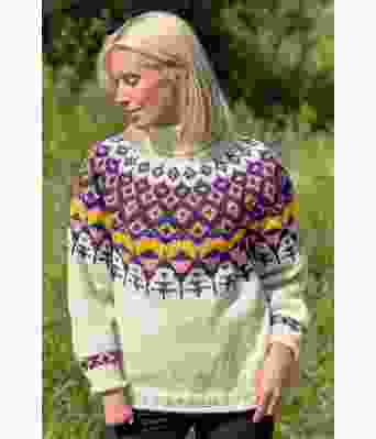 Hvit Matoaka genser med lilla og rosa mønster - Linka Neumann design LN0019-VW-001