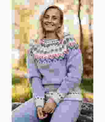 Lyseblå riddari genser med litt rosa mønster - Istex 91002