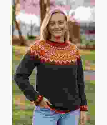 Mørkegrå riddarigenser med oransje og rødt mønster - DN0032