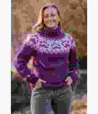 Mørkelilla villmarksgenser med rosa mønster - Linka Neumann design VGHG0005