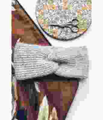 Iris ribbestrikket pannebånd med tvistet knute Mille Fryd MF0003