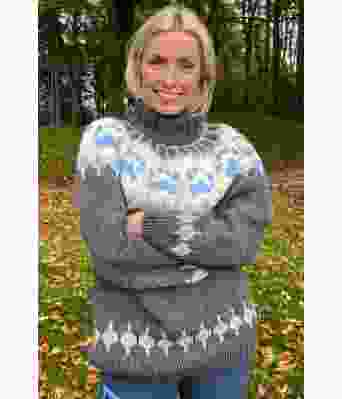 Mørkt grå villmarksgenser med lyseblått mønster - Linka Neumann design VHGH0010C