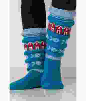 Rorbusokken lang strikkesokk med rorbu og fiskemønster - Viking 2103-02