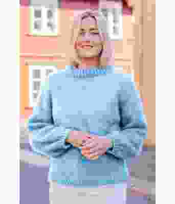 Amalies kosegenser i lyseblå - Strikkia 2020-003