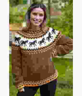 Lysebrun hestegenser med okergule detaljer - Strikkia 2021-035-309345