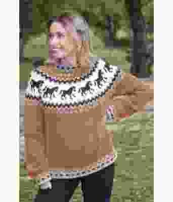 Kamelbrun hestegenser - Strikkia 2021-035-311