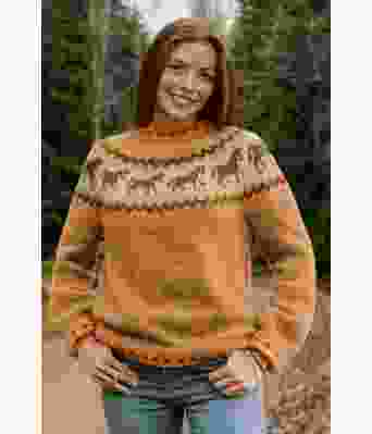 Kamelbrun hestegenser - Strikkia 2021-035-311345