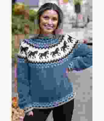 Blå hestegenser med lyseblå detaljer - Strikkia 2021-035-323320