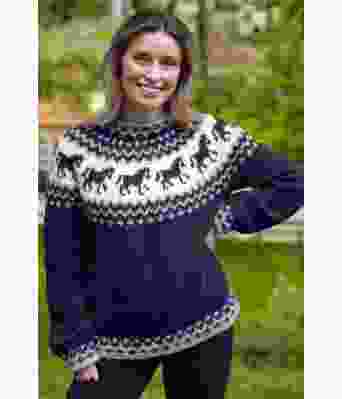 Mørkeblå hestegenser med lyseblå detaljer - Strikkia 2021-035-324320