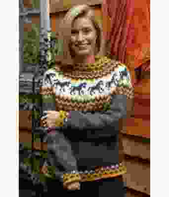 Hestegenser med brun bunnfarge - Strikkia 2021-035 Farmen Heidi Lereng