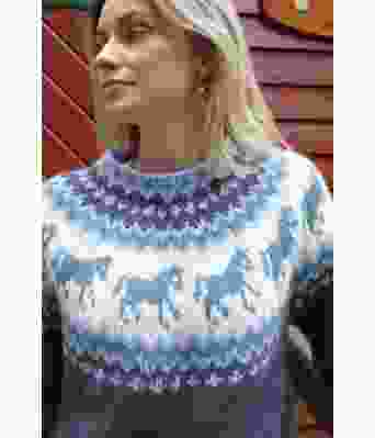 Jeansblå Hestegenser - Strikkia 2021-035C
