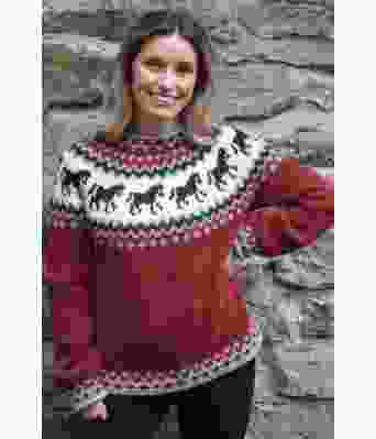 Burgunder Hestegenser - Strikkia 2021-035D