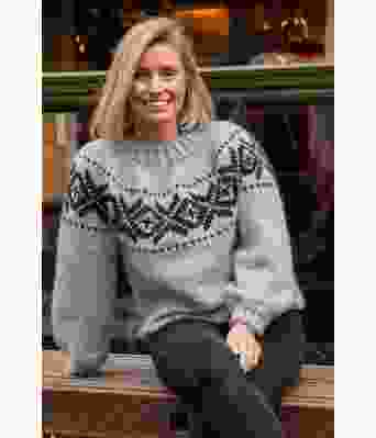 Grå chunky fanagenser med koksgrått mønster - Strikkia 2021-036-313317