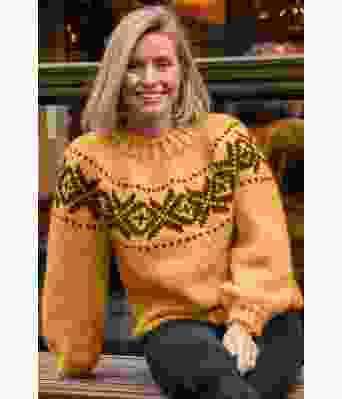 Okergul tykk fanagenser med brunt mønster - Strikkia 2021-036E